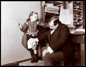 El profesor Atkinson, un curandero inglés, con una joven paciente, 1898